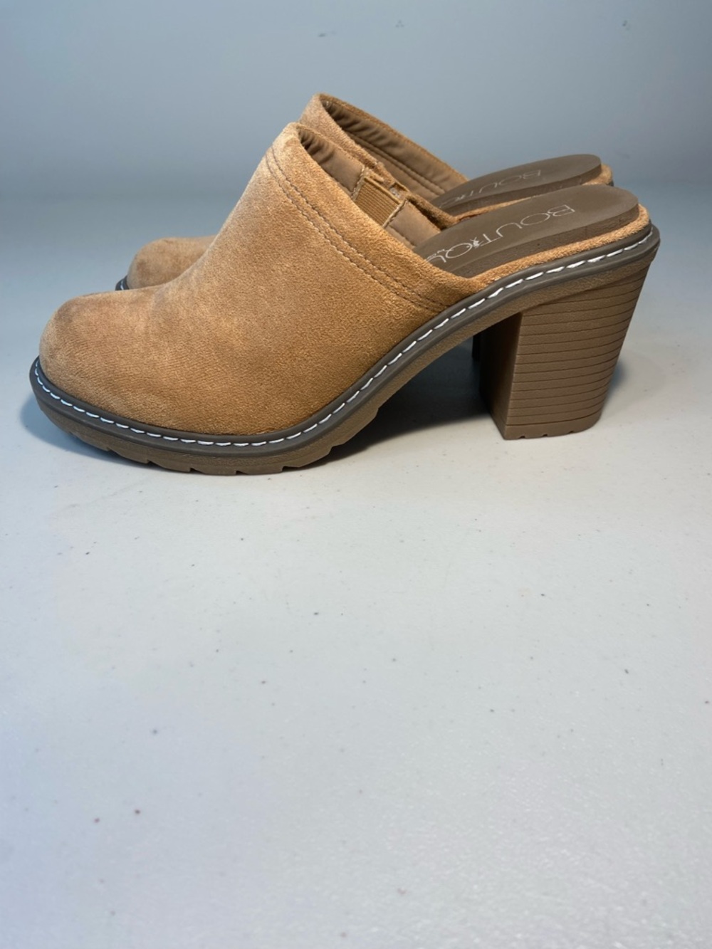 Boutique Suede Tan Chunky SZ 9 Heel Clog Mules